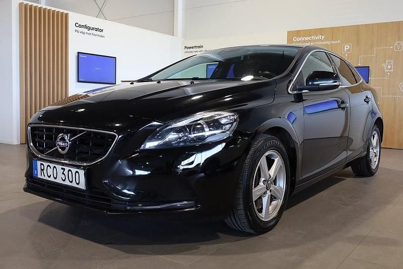 Begagnad Volvo V40 Momentum 152 HK (111 kW) 2015 Svart Halvkombi