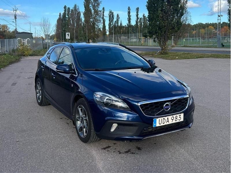 Blå Begagnad 2015 Volvo V40 CC Ocean Race Kombi | 174 900 kr (Marknadspris) - Bild 1/4