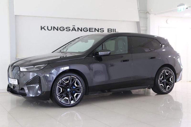 Grå Begagnad 2022 BMW iX Comfort Edition SUV | 549 900 kr (Bra pris) - Bild 1/4
