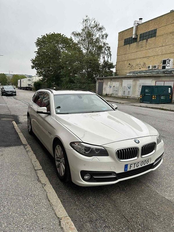 Vit Begagnad 2015 BMW 520 M Sport Kombi | 169 900 kr (Marknadspris) - Bild 1/4