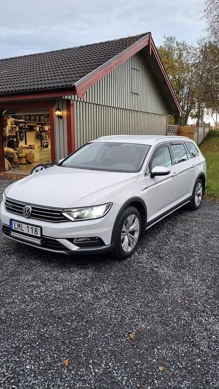 Vit Begagnad 2016 VW Passat Alltrack Kombi | 145 000 kr (Marknadspris) - Bild 1/4