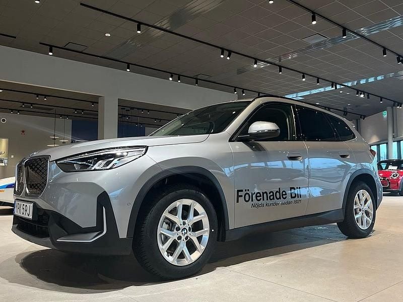 Grå Begagnad 2025 BMW iX1 SUV | 479 000 kr - Bild 1/4