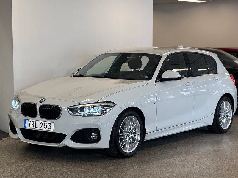 Vit Begagnad 2017 BMW 118 M Sport Halvkombi | 149 900 kr (Marknadspris) - Bild 1/4