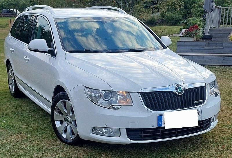 Vit Begagnad 2011 Skoda Superb Elegance Kombi | 85 000 kr - Bild 1/4