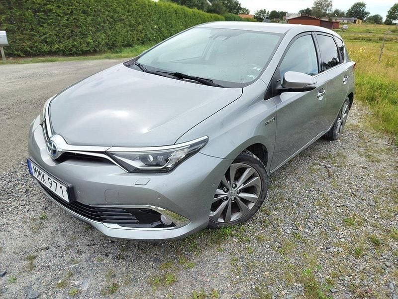 Grå Begagnad 2016 Toyota Auris Hybrid Executive Halvkombi | 145 000 kr (Bra pris) - Bild 1/4