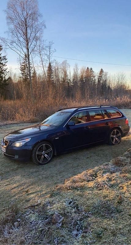 Metallic blå Begagnad 2010 BMW 520 Kombi | 30 000 kr (Marknadspris) - Bild 1/4