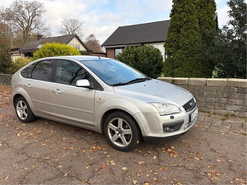 Silver Begagnad 2005 Ford Focus Halvkombi | 14 000 kr (Marknadspris) - Bild 1/4