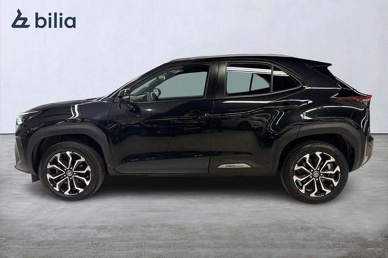 Begagnad Toyota Yaris Hybrid Active 117 HK (86 kW) 2022 Svart