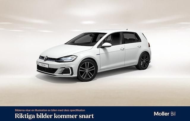 Vit (pure white) Begagnad 2020 VW Golf VIII GTE Sedan | 209 900 kr (Marknadspris) - Bild 1/4