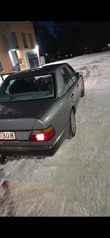 Begagnad Mercedes E200 118 HK (86 kW) 1990
