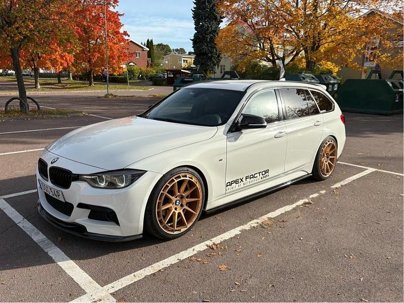 Vit Begagnad 2019 BMW 320 M Sport Kombi | 249 900 kr (Bra pris) - Bild 1/4