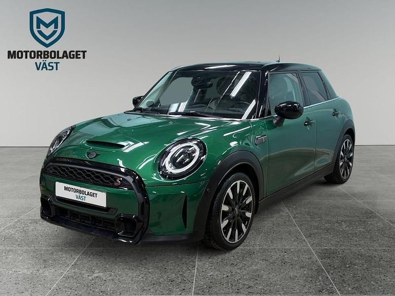 Grön Begagnad 2023 Mini Cooper S Halvkombi | 268 400 kr (Marknadspris) - Bild 1/4