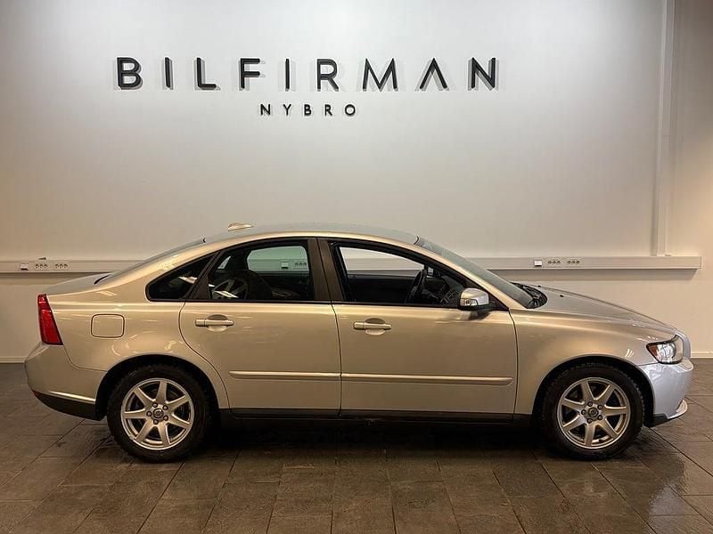 Grå Begagnad 2008 Volvo S40 Kinetic Sedan | 89 900 kr (Lite dyr) - Bild 1/4