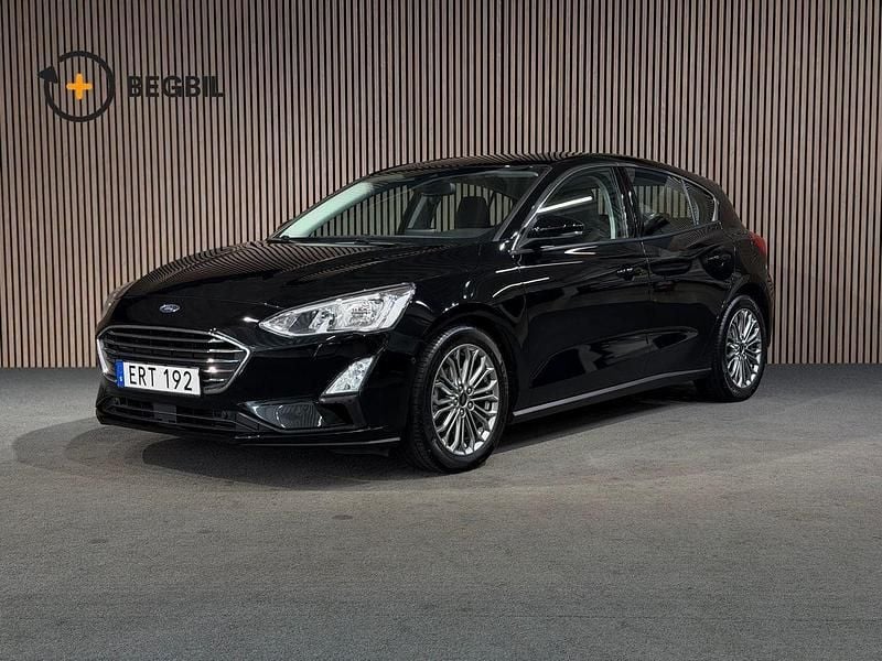 Svart Begagnad 2018 Ford Focus Titanium Halvkombi | 139 000 kr (Marknadspris) - Bild 1/4