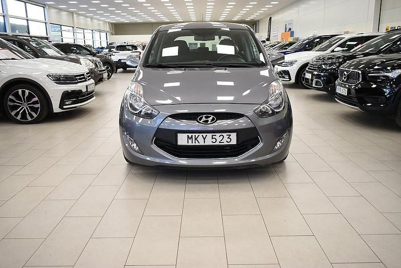 Grå Begagnad 2014 Hyundai ix20 Premium Halvkombi | 69 900 kr (Marknadspris) - Bild 1/4