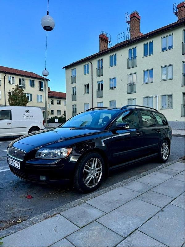 Röd Begagnad 2006 Volvo V50 Summum Kombi | 45 000 kr (Marknadspris) - Bild 1/4