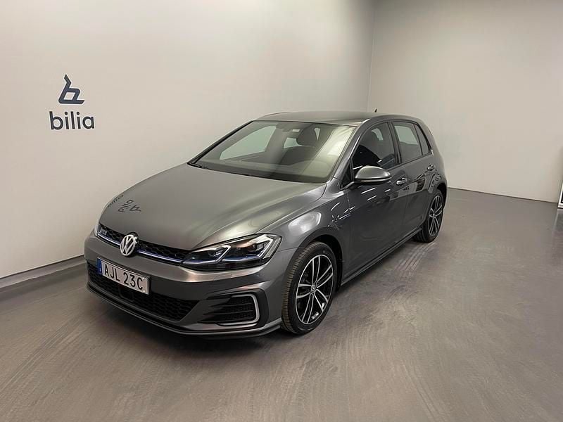 Grå Begagnad 2020 VW Golf VII GTE | 219 500 kr (Marknadspris) - Bild 1/4