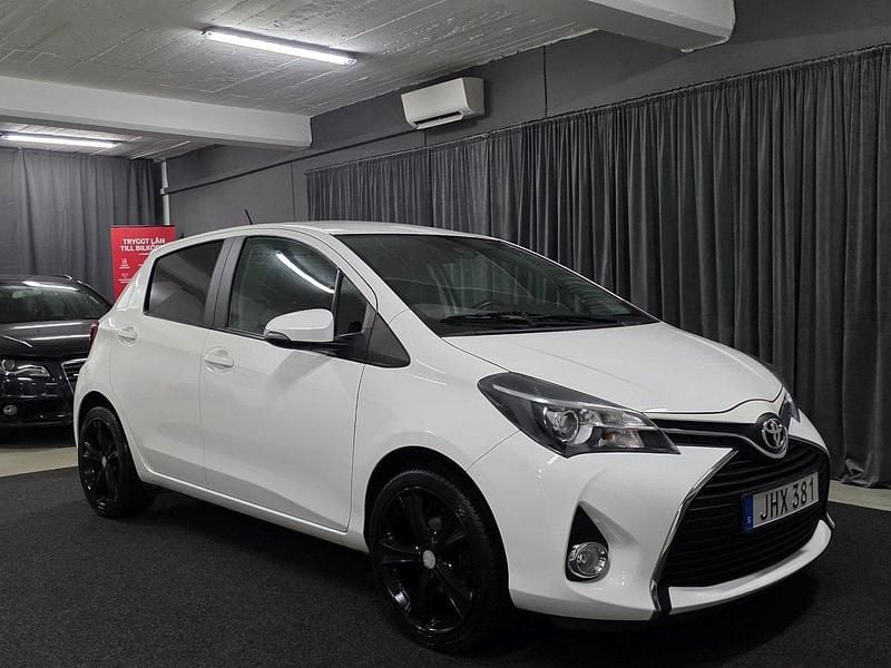 Vit Begagnad 2015 Toyota Yaris Multidrive S Halvkombi | 129 900 kr (Marknadspris) - Bild 1/4