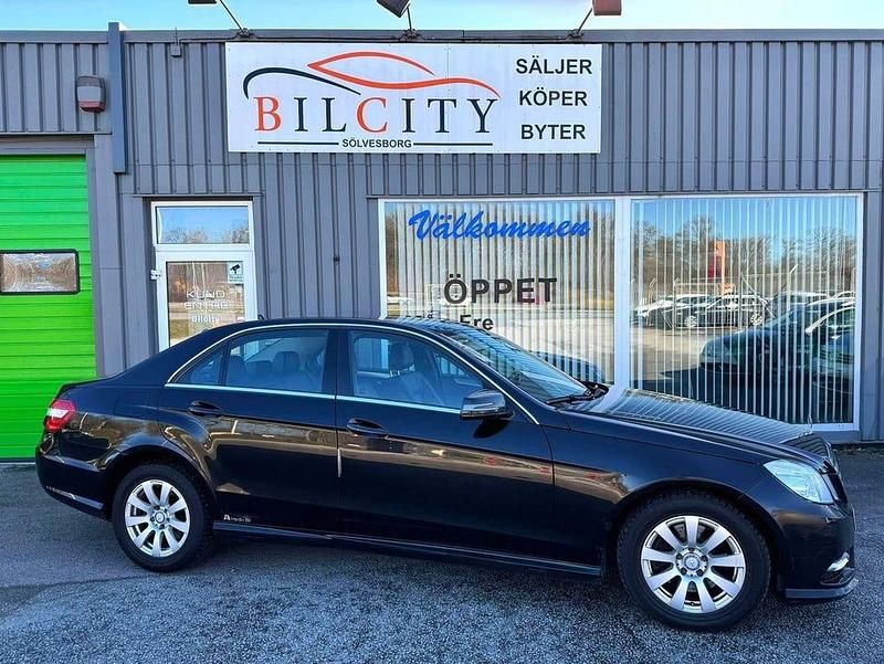 Svart Begagnad 2013 Mercedes E200 Sedan | 89 900 kr (Marknadspris) - Bild 1/4