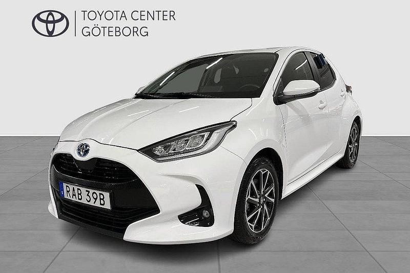 Vit Begagnad 2022 Toyota Yaris Hybrid Active Halvkombi | 224 900 kr (Marknadspris) - Bild 1/3