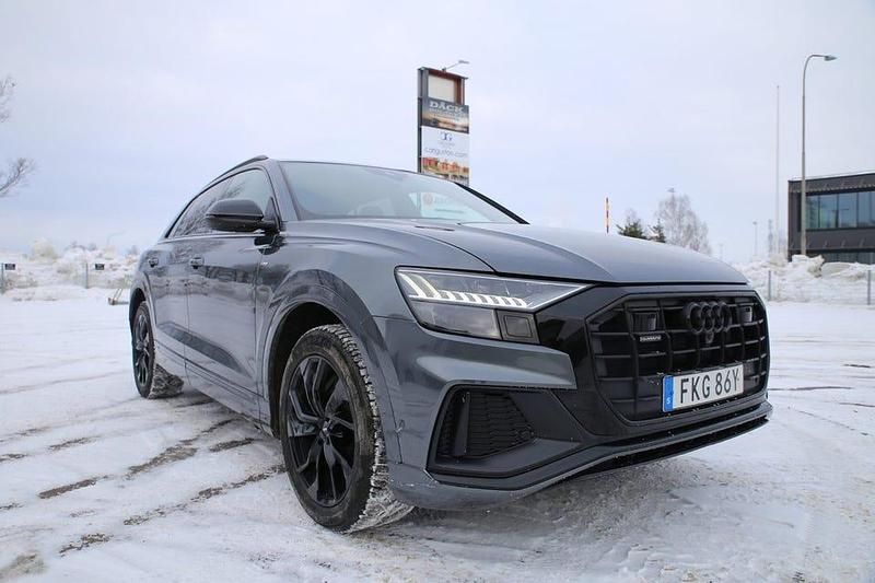 Begagnad Audi Q8 S-Line 286 HK (210 kW) 2022 Daytonagrå pärleffekt SUV