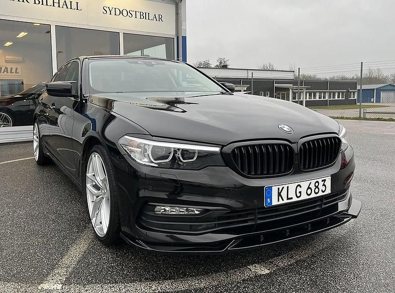 Svart Begagnad 2017 BMW 520 Sedan | 249 900 kr (Dyr) - Bild 1/4