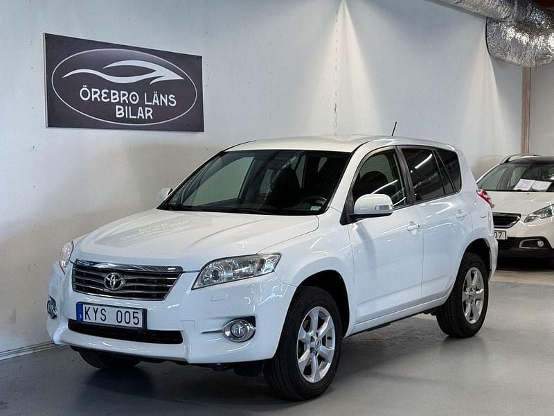 Vit Begagnad 2010 Toyota RAV4 SUV | 104 900 kr (Marknadspris) - Bild 1/4