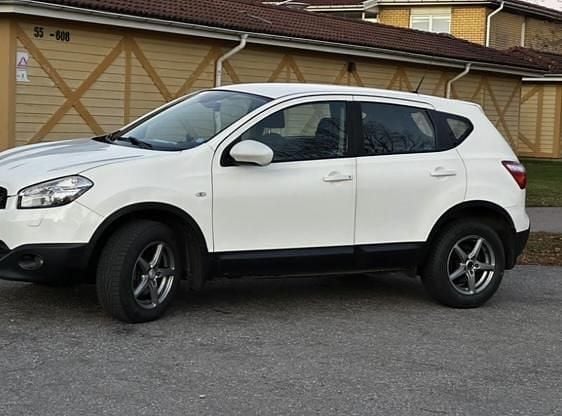 Vit Begagnad 2012 Nissan Qashqai SUV | 45 000 kr (Bra pris) - Bild 1/3