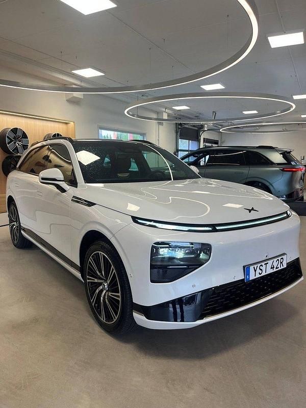 Vit Begagnad 2024 XPENG G9 AWD Performance SUV | 812 900 kr (Marknadspris) - Bild 1/3