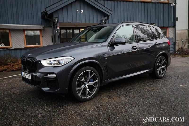 Grå Begagnad 2021 BMW X5 iPerformance SUV | 619 900 kr - Bild 1/4