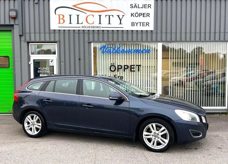 Blå Begagnad 2012 Volvo V60 Momentum Kombi | 69 900 kr (Marknadspris) - Bild 1/4