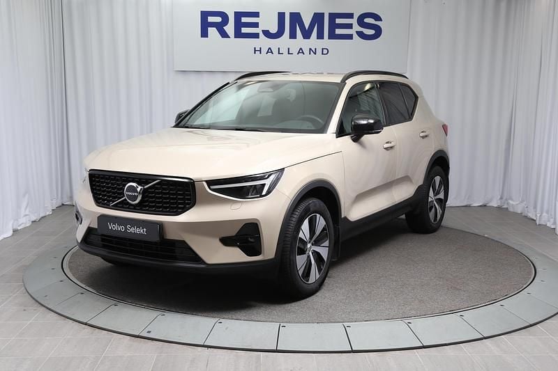 Ljusbrun (brun) Begagnad 2024 Volvo XC40 Plus SUV | 399 500 kr (Marknadspris) - Bild 1/4