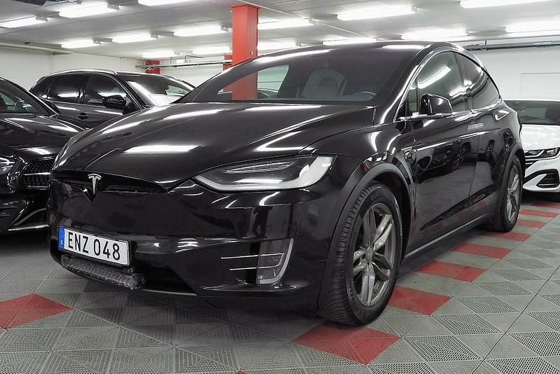 Svart Begagnad 2016 Tesla Model X SUV | 229 500 kr (Superpris) - Bild 1/4