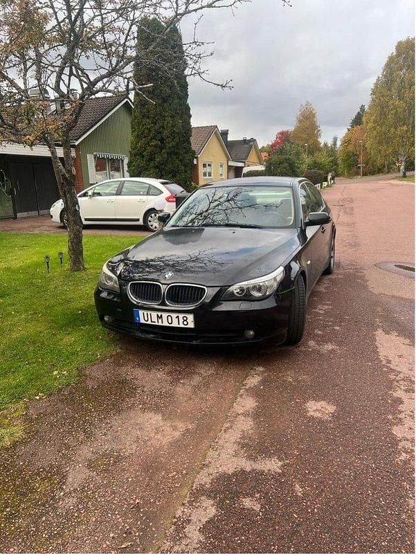 Svart Begagnad 2004 BMW 530 Sedan | 32 000 kr (Superpris) - Bild 1/4
