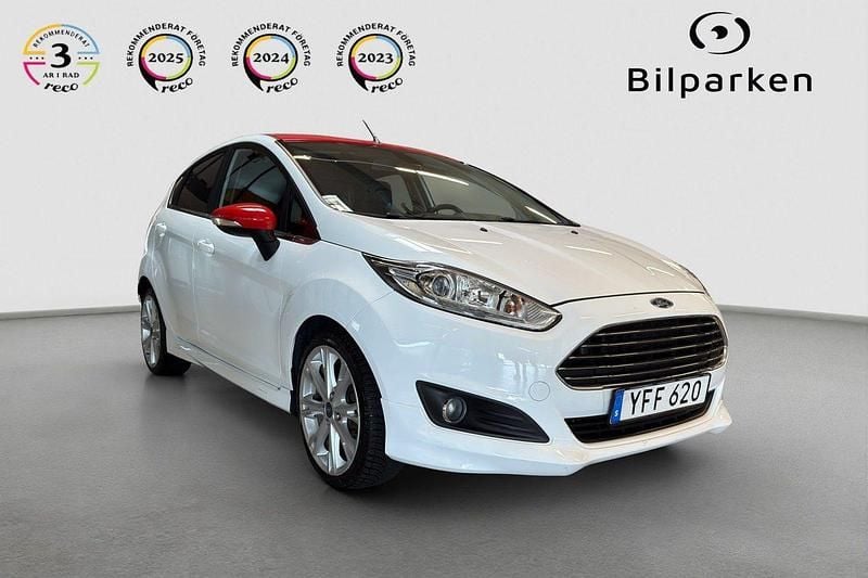 Vit Begagnad 2016 Ford Fiesta Titanium Halvkombi | 99 990 kr - Bild 1/4