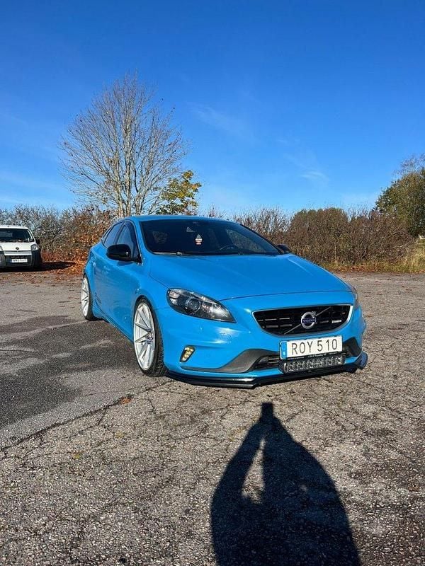 Blå Begagnad 2013 Volvo V40 R-Design Kombi | 109 500 kr (Marknadspris) - Bild 1/4