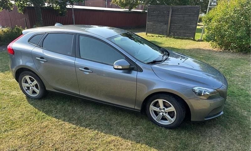Grå Begagnad 2017 Volvo V40 Business Edition Kombi | 130 000 kr (Bra pris) - Bild 1/4