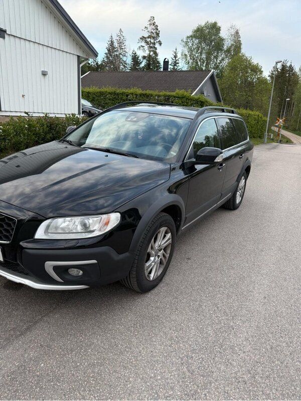 Svart Begagnad 2016 Volvo XC70 Momentum SUV | 134 900 kr (Bra pris) - Bild 1/2