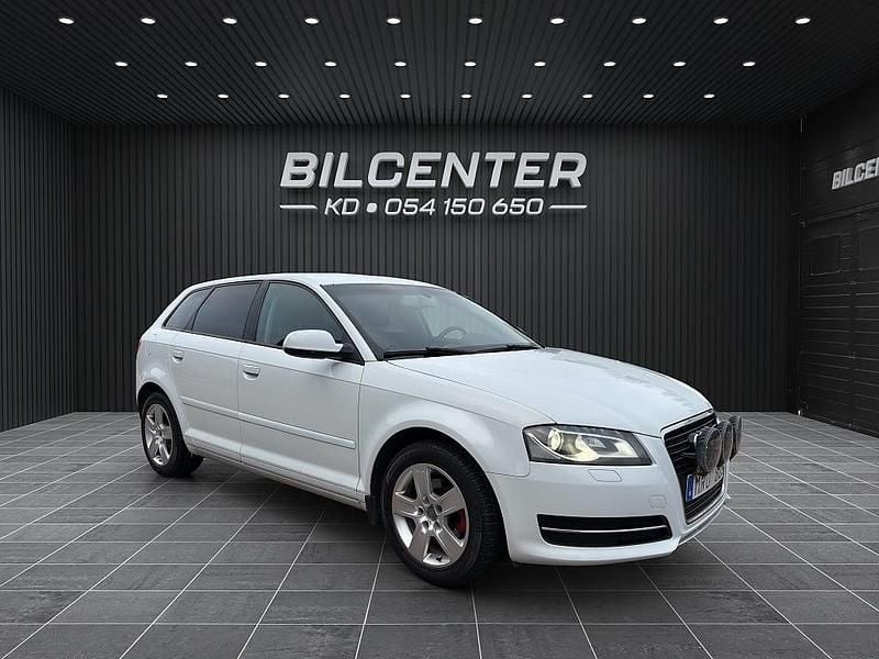 Vit Begagnad 2011 Audi A3 Sportback Attraction Halvkombi | 59 900 kr (Marknadspris) - Bild 1/4
