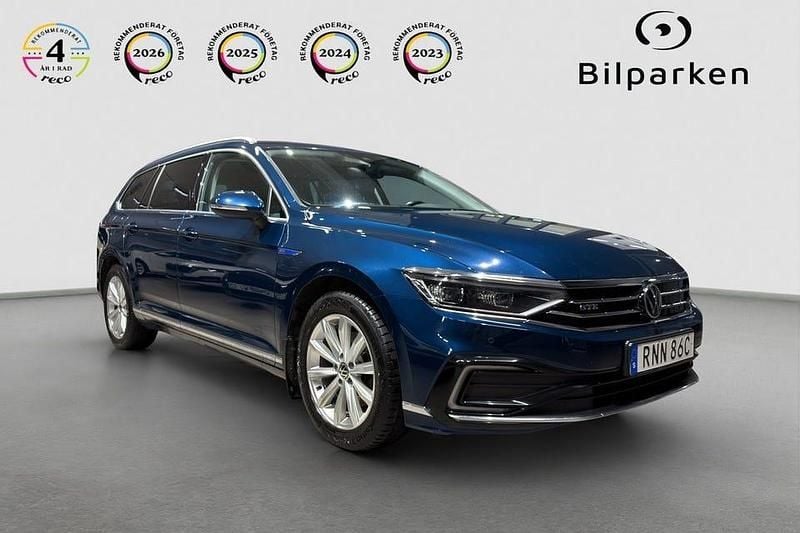 Blå Begagnad 2022 VW Passat GTE Kombi | 209 990 kr (Bra pris) - Bild 1/4