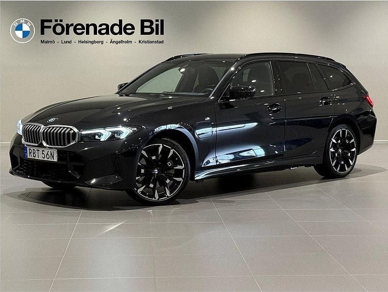 Svart (safirsvart metallic) Begagnad 2025 BMW 330e M Sport Kombi | 549 000 kr (Marknadspris) - Bild 1/4