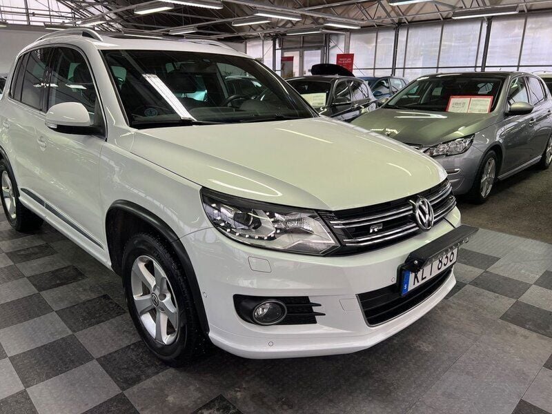 Vit Begagnad 2015 VW Tiguan Sport SUV | 159 000 kr (Marknadspris) - Bild 1/4