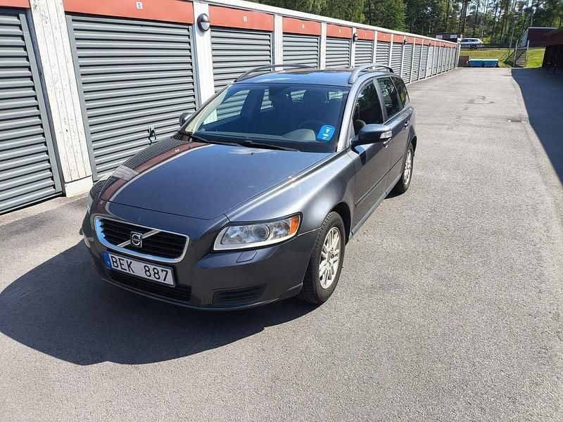 Grå Begagnad 2008 Volvo V50 Kinetic Kombi | 47 000 kr (Marknadspris) - Bild 1/4