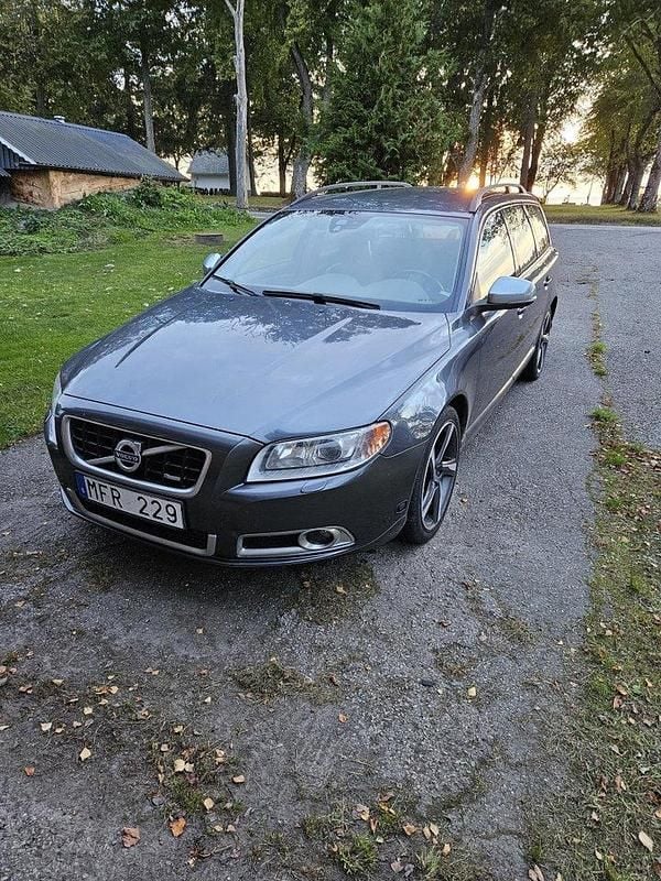 Grå Begagnad 2012 Volvo V70 R-Design Kombi | 75 000 kr (Marknadspris) - Bild 1/4