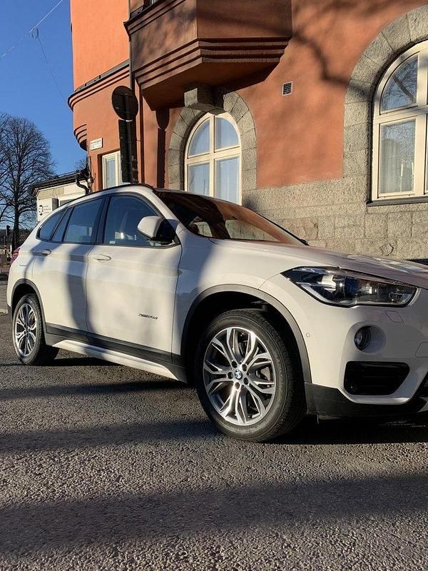 Vit Begagnad 2018 BMW X1 Sport Line SUV | 185 000 kr (Bra pris) - Bild 1/4