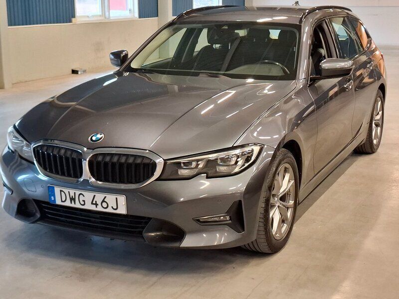 Grå Begagnad 2019 BMW 320 Sport Line Kombi | 269 900 kr (Lite dyr) - Bild 1/4