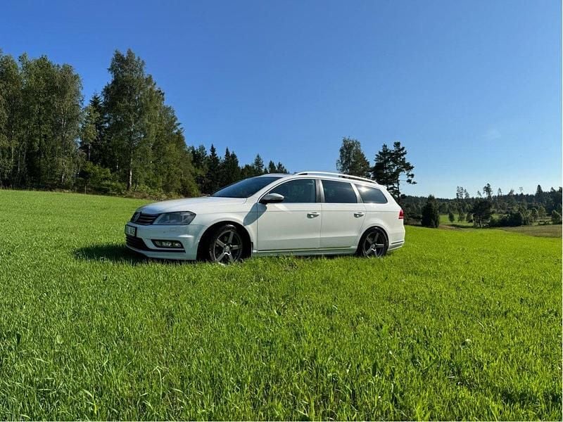 Vit Begagnad 2013 VW Passat R-line Kombi | 85 000 kr (Marknadspris) - Bild 1/4