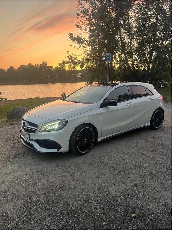 Vit Begagnad 2018 Mercedes A45 AMG AMG Halvkombi | 319 000 kr (Marknadspris) - Bild 1/2