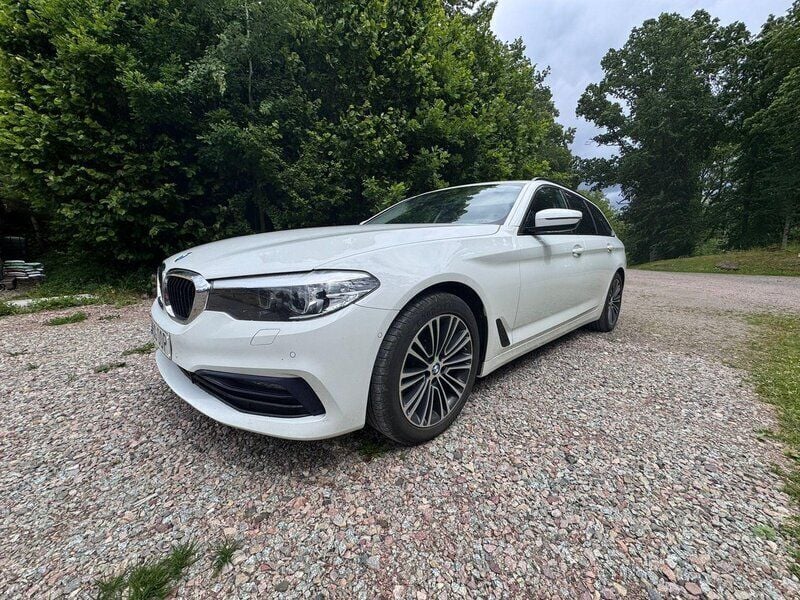 Vit Begagnad 2019 BMW 520 Sport Line Kombi | 249 000 kr (Superpris) - Bild 1/4