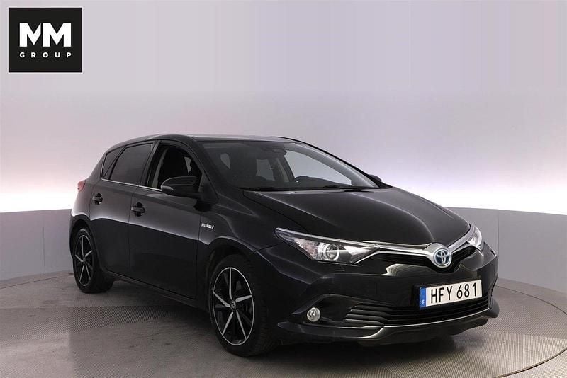 Svart Begagnad 2017 Toyota Auris Hybrid Halvkombi | 159 900 kr (Marknadspris) - Bild 1/4